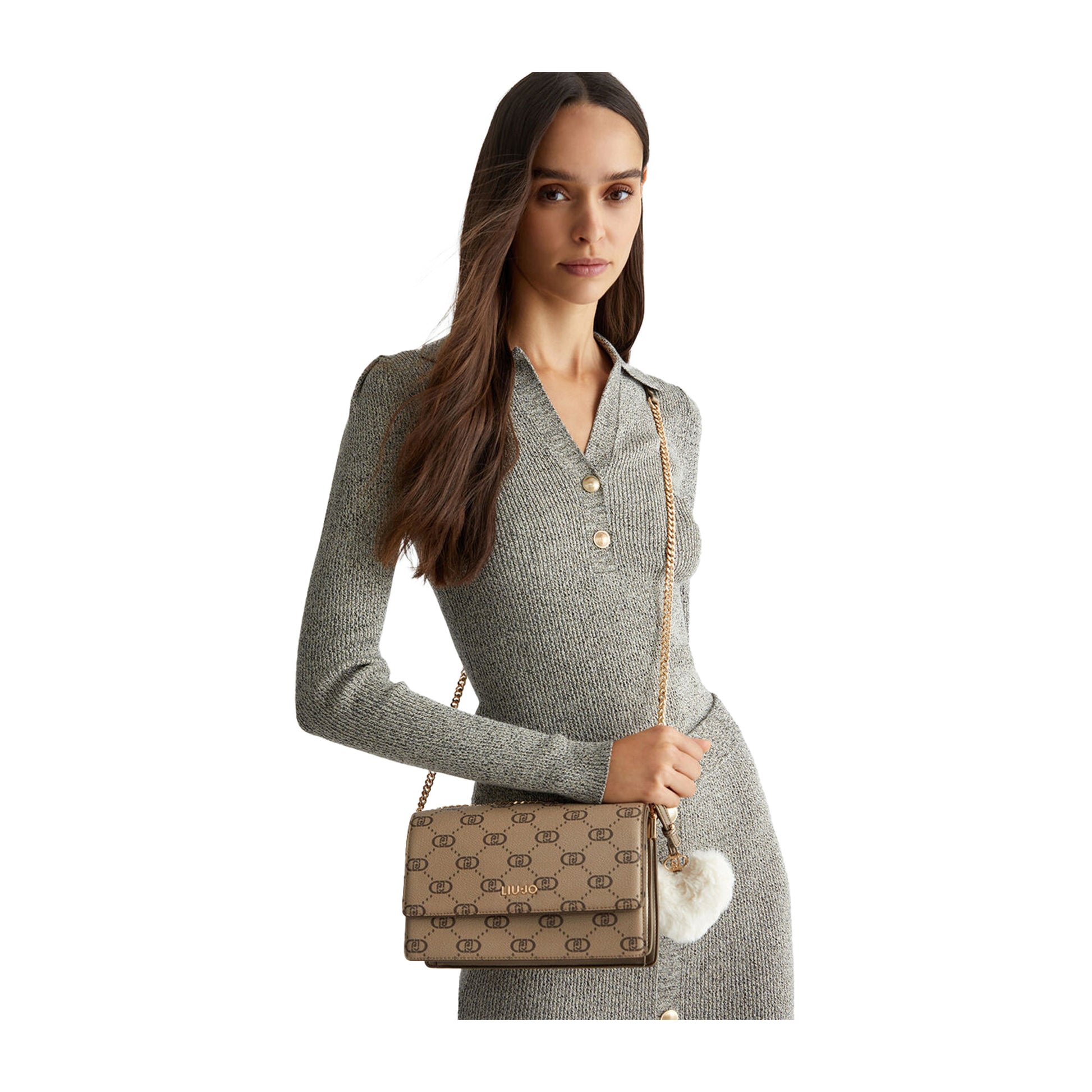 modella con Borsa Donna a tracolla Beige con charm cuore