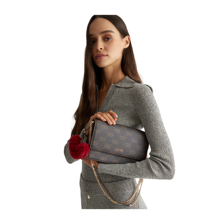 modella con Borsa a tracolla Donna marrone con logo e charm cuore rosso