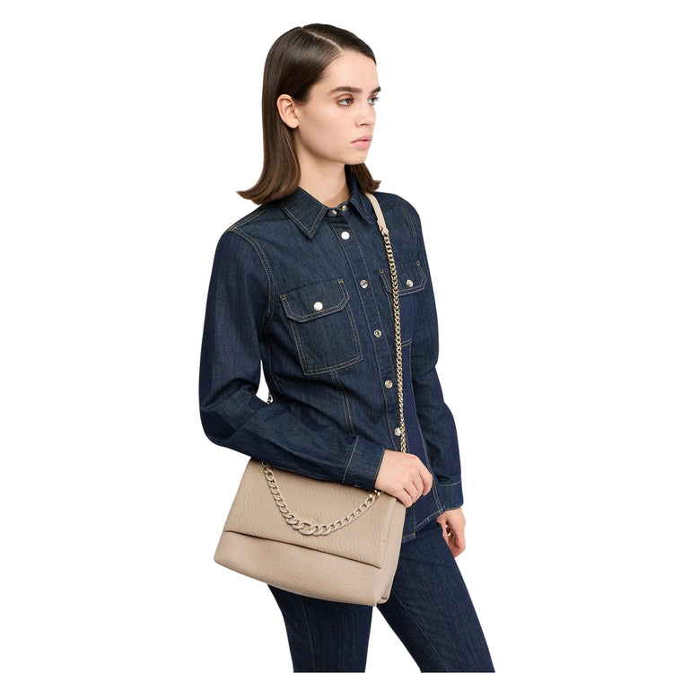 Borsa a tracolla media con catena Beige modella