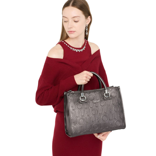 Borsa Donna satchel media con logo a rilievo Grigio modella