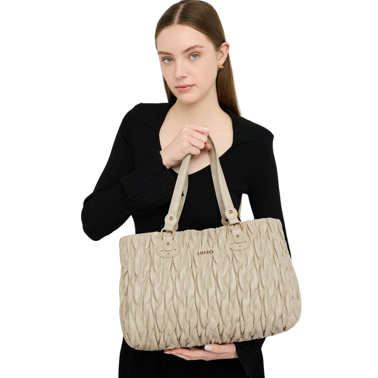 Shopping bag Donna media matelassé Beige su modella