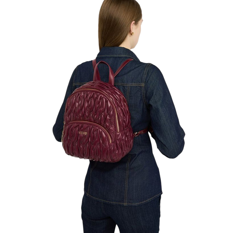Zaino Donna matelassé intrecciato bordeaux su modella