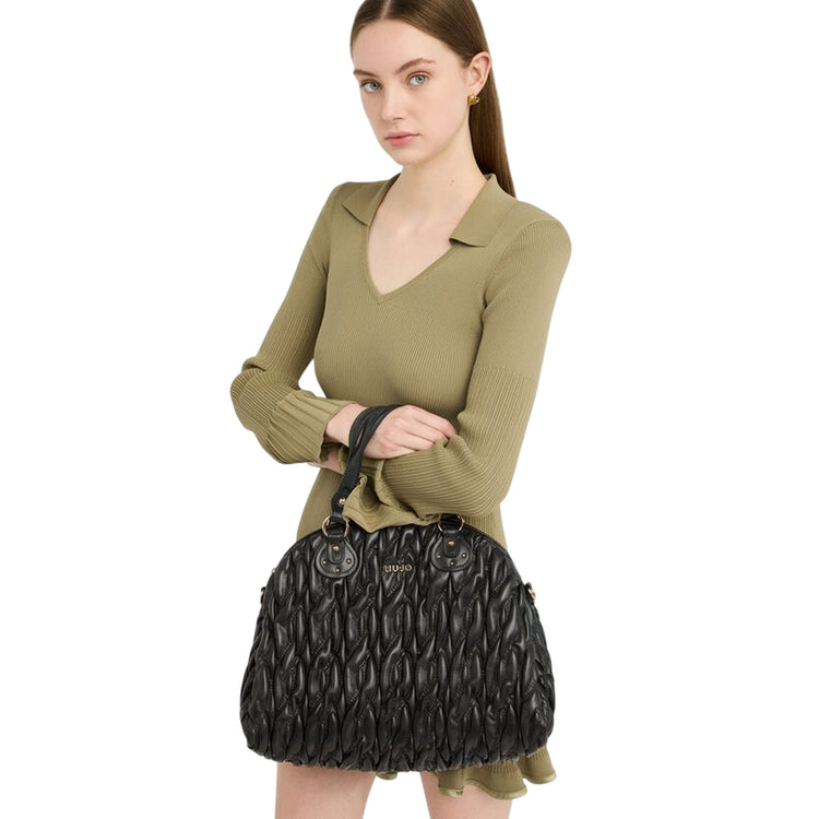 Borsa a mano media intrecciata Nero su modella