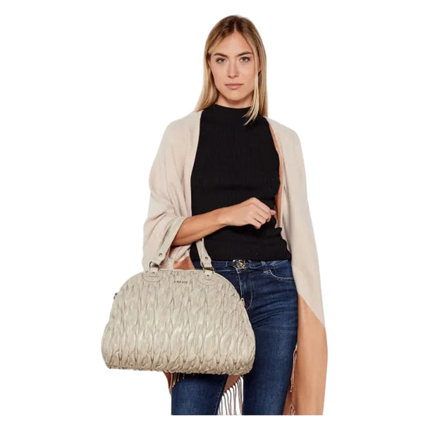 Borsa a mano media intrecciata Beige su modella
