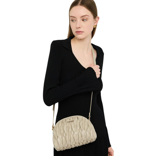 Borsa Donna a tracolla media matelassé Beige su modella 