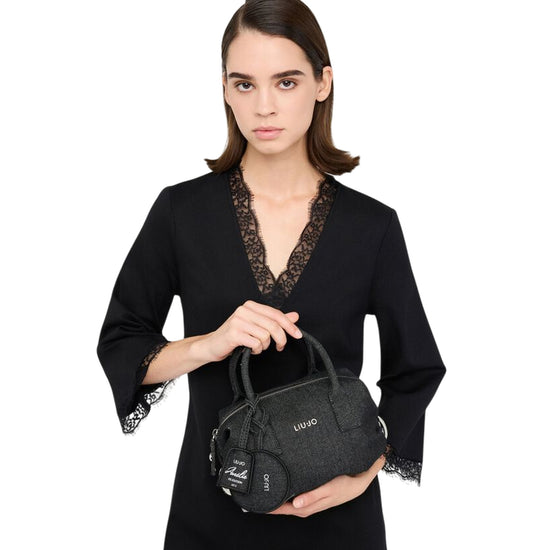 Borsa a bauletto piccola Donna con charm su modella