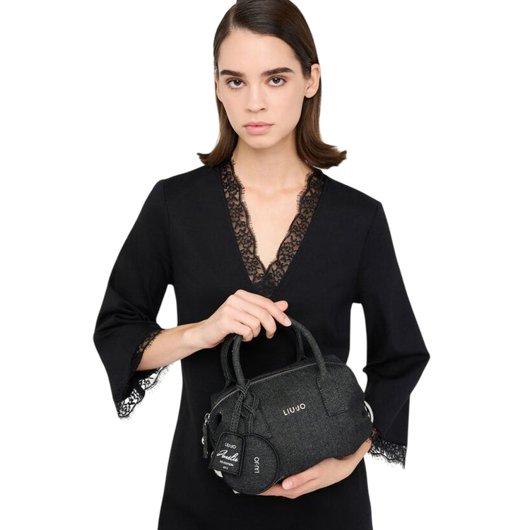 Borsa a bauletto piccola Donna con charm su modella