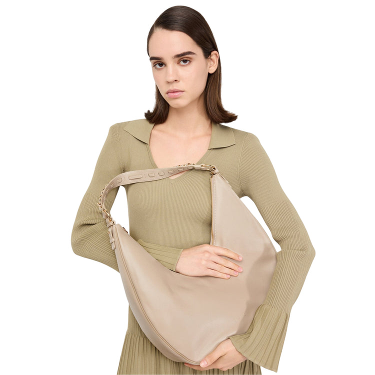 Borsa hobo grande con manico con catena beige modella