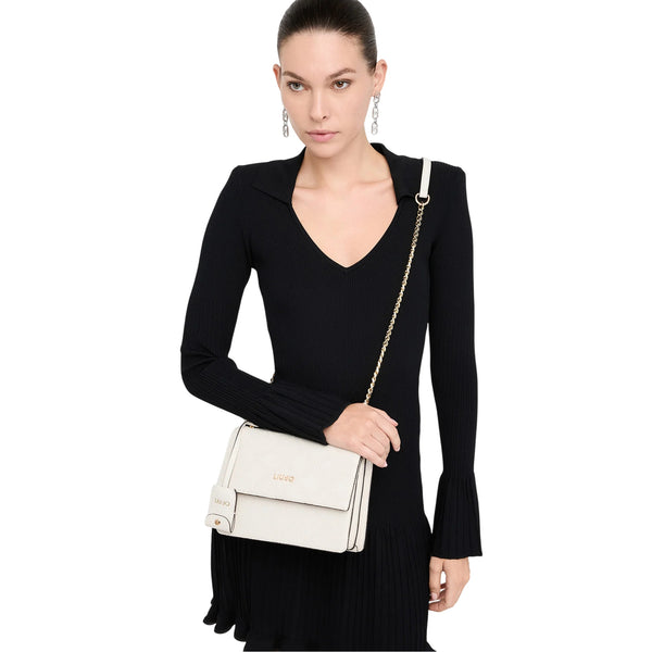 Borsa a tracolla con charm e logo all over su modella