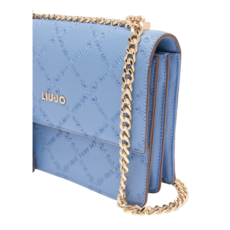 Borsa a tracolla con charm e logo all over Celeste dettaglio