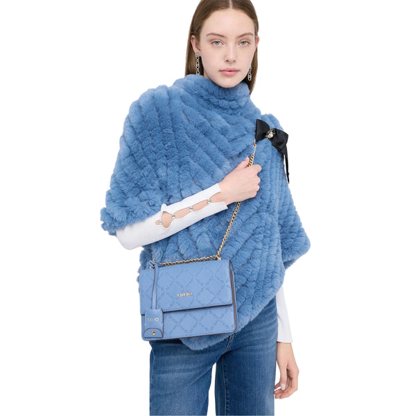 Borsa a tracolla con charm e logo all over Celeste modella