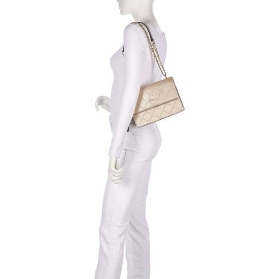 Borsa a tracolla con charm e logo all over Oro su modella