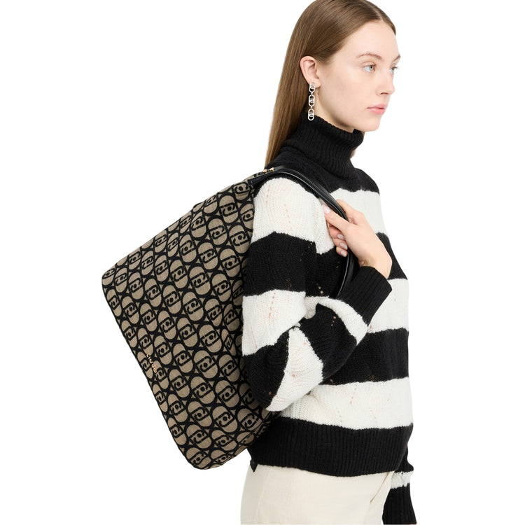 Borsa Shopping Grande con logo jacquard su modella