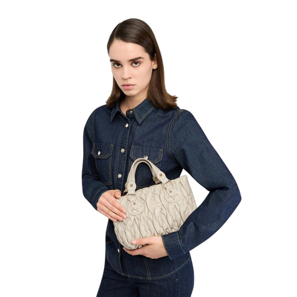 Borsa a mano piccola matelassé Beige modella