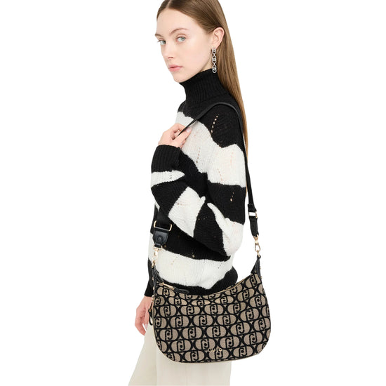 Borsa media Donna con logo jacquard all over su modella