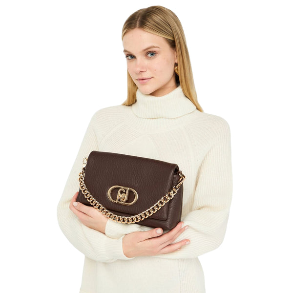 Borsa Donna media La Puffy Marrone su modella