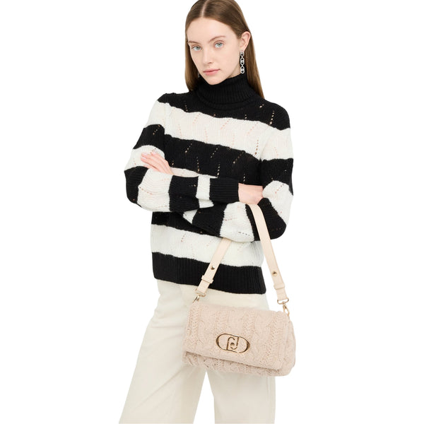 Borsa LaPuffy media in maglia a trecce beige modella