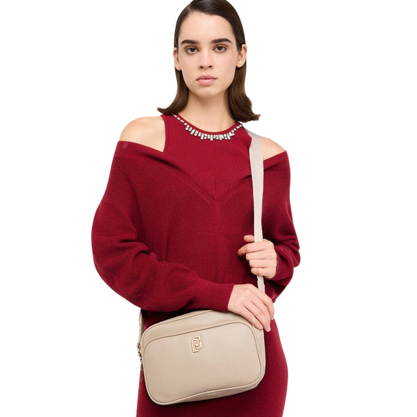 Borsa Donna a tracolla media con tasca davanti Beige modella