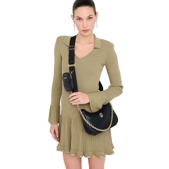 Borsa hobo piccola a tracolla nera con catena modella