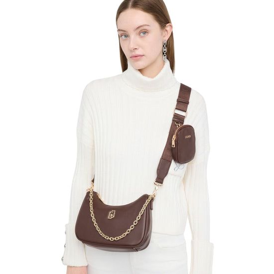 Borsa hobo piccola a tracolla marrone con catena modella