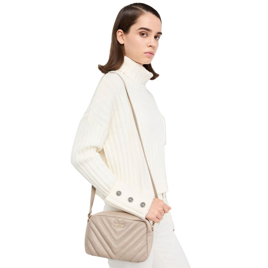 Borsa a tracolla Donna matelassé Beige su modella