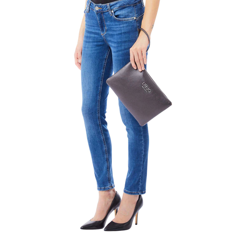 Pochette Donna minimal con logo frontale su modella