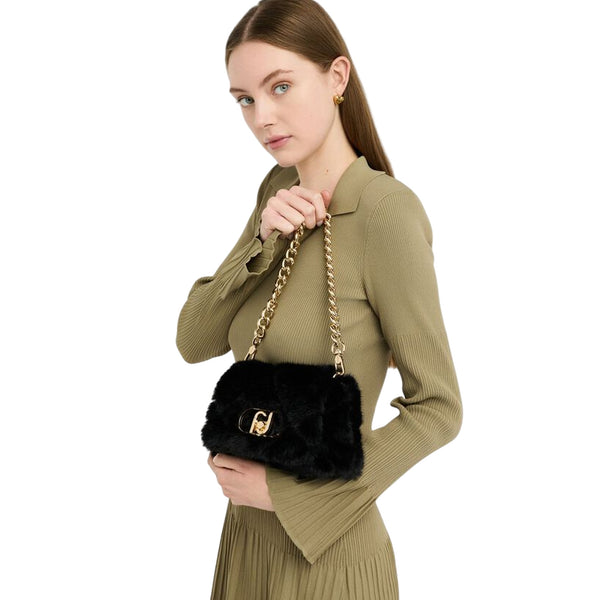 Borsa LaPuffy piccola in pelliccia Nero modella