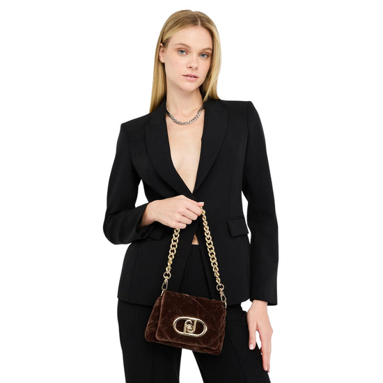 Borsa LaPuffy piccola in velluto marrone su modella