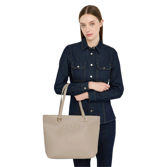Borsa Shopping Donna con logo rilievo Beige modella