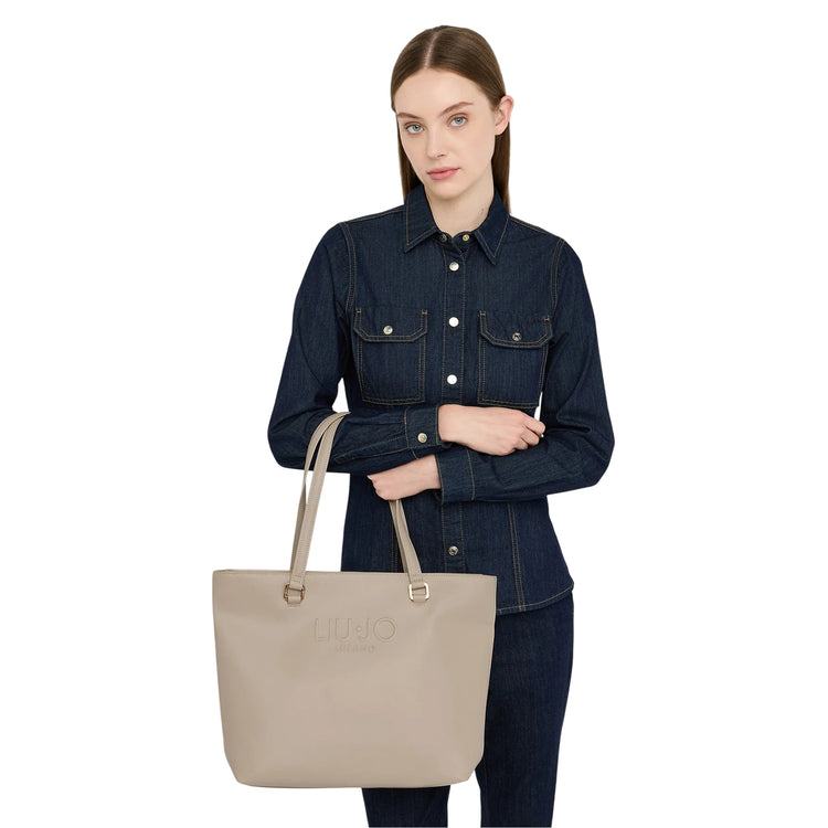 Borsa Shopping Donna con logo rilievo Beige modella