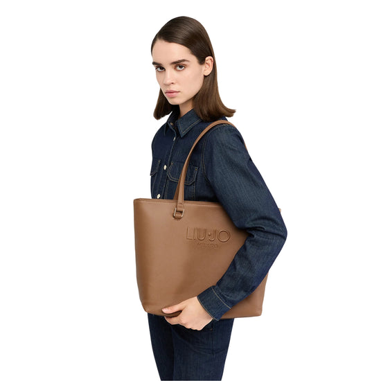 Borsa Shopping Donna con logo rilievo Marrone su modella