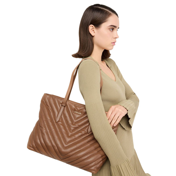 Borsa Donna Shopping grande matelassé marrone su modella