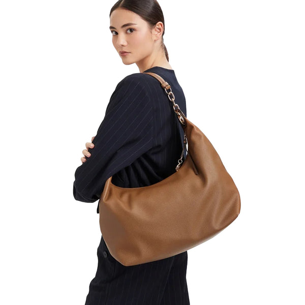 Borsa a spalla Donna Marrone con dettagli dorati su modella