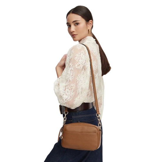 Borsa media Donna con tracolla Marrone chiaro su modella