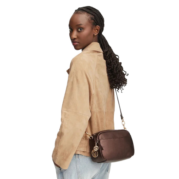 Borsa media Donna con tracolla Marrone su modella