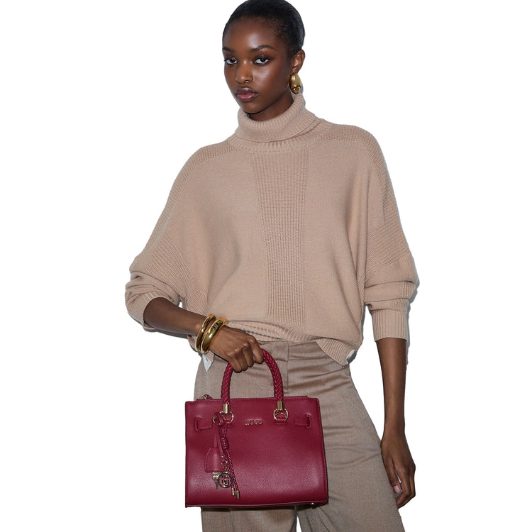 Borsa satchel piccola Donna con charms Rosso su modella