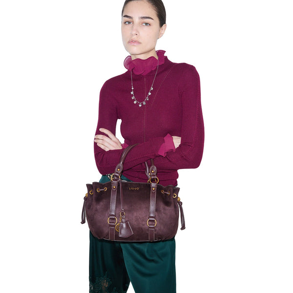 Borsa bauletto Donna in microfibra bordeaux su modella