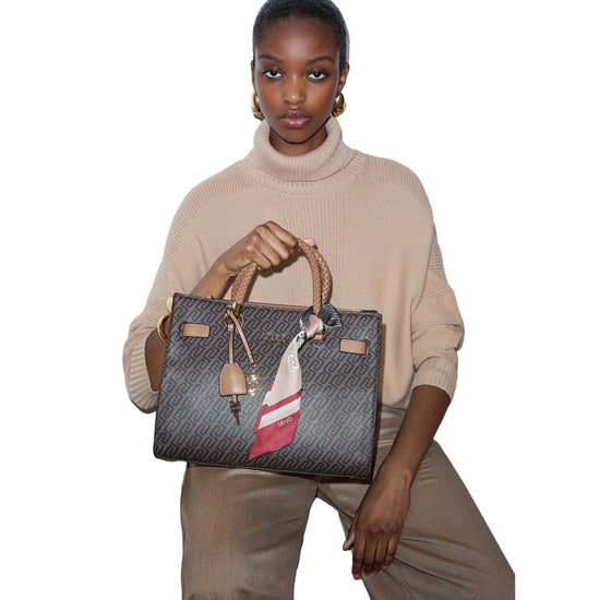 Borsa satchel media Donna con foulard colore marrone, su modella