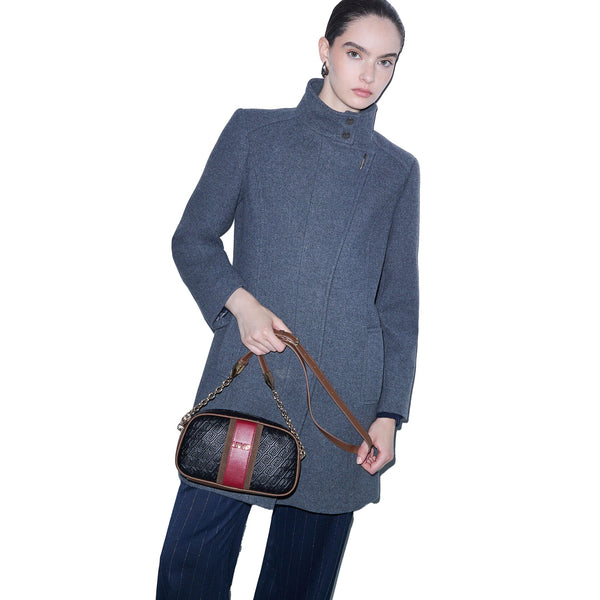 Borsa a tracolla Donna con logo embossed Nero modella