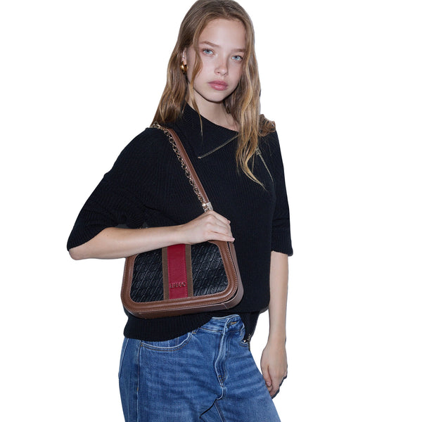 Borsa a tracolla Donna con catena dorata, colore nero su modella