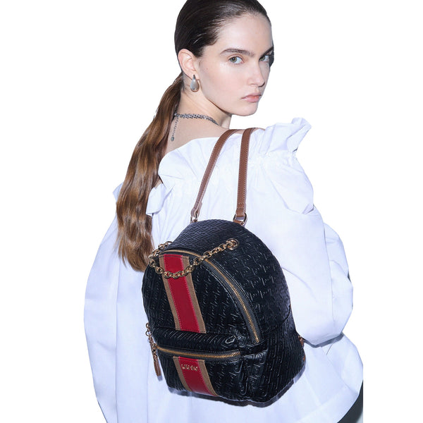 Zaino Donna con logo monogram Nero su modella