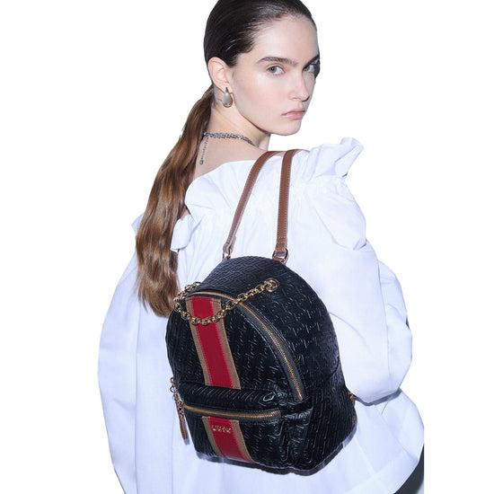 Zaino Donna con logo monogram Nero su modella