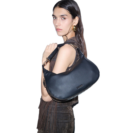 Borsa Hobo Donna media con dettagli zip Nero su modella