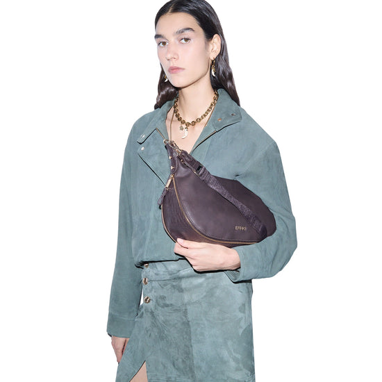 Borsa Hobo Donna media con dettagli zip marrone scuro su modella