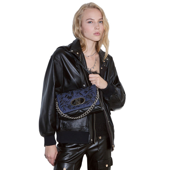 Borsa Donna LaPuffy in denim con ricamo su modella