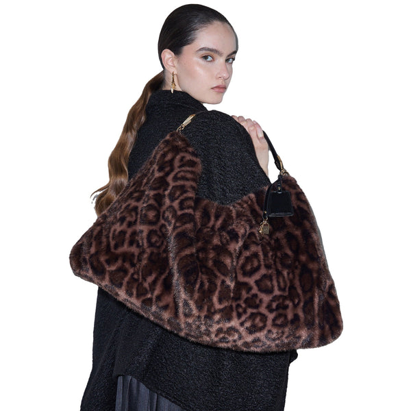 Borsa grande Donna in pelliccia sintetica animalier su modella