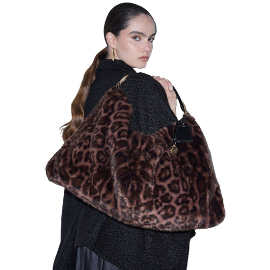 Borsa grande Donna in pelliccia sintetica animalier su modella