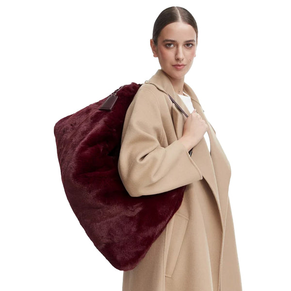 Borsa monospalla Donna in pelliccia bordeaux su modella