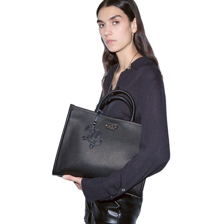 Borsa a mano media Donna con charm Nero modella