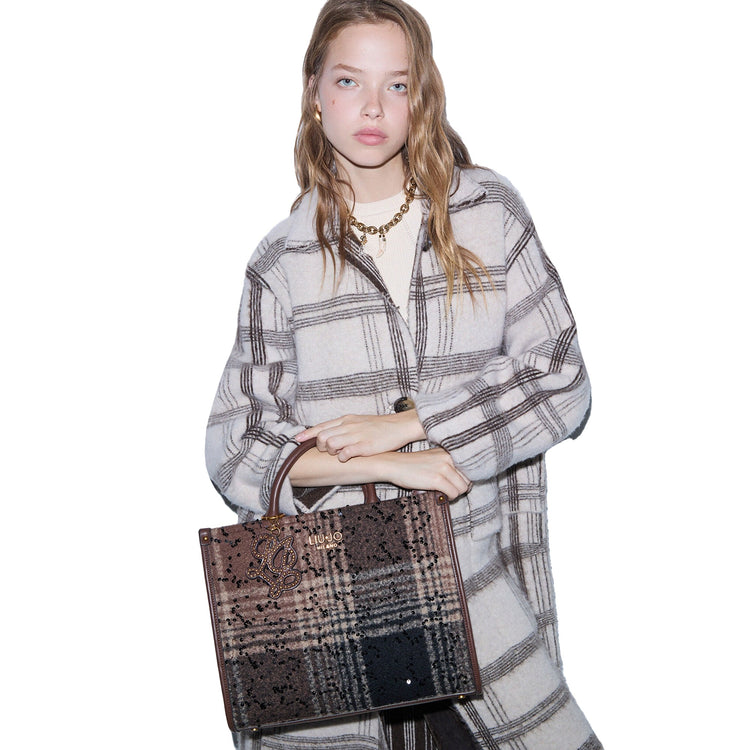 Borsa media Donna check con paillettes marrone su modella
